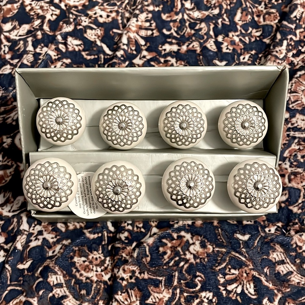 Set of 8 knobs. Never used